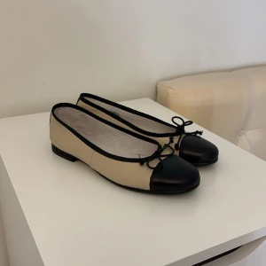 Ballerina skor - Köpte dessa på Sellpy men dom va förstora då jag brukar ha 38 i skor. Skicket på dom är helt okej. De syns att dom vart använda. jag är inte helt säker på vart dom från början är köpta men det finns liknande på ASOS. Köparen står för frakten!!!