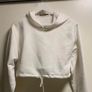 Hoodie - Croppad hoodie från Boohoo Storlek 40  Nopprig  Pris diskuterbart 