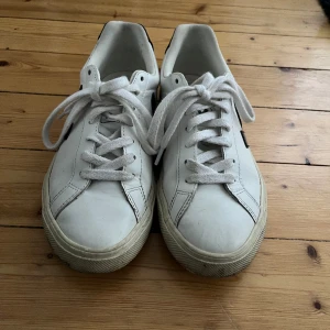 Veja esplar logo - Veja sneakers i bra skick! Har använts ett få antal gånger.