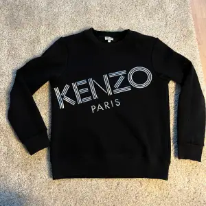 En svart Kenzo tröja med silvrig logga för barn!