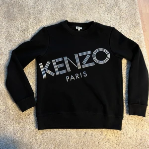 Kenzo tröja - En svart Kenzo tröja med silvrig logga för barn!