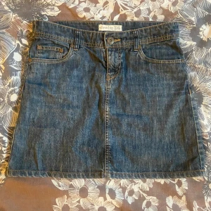 jättesöt jeanskjol 🦢 - söt jeanskjol med gullig passform ! Storlek:36/S Midja:80cm Längd:40cm