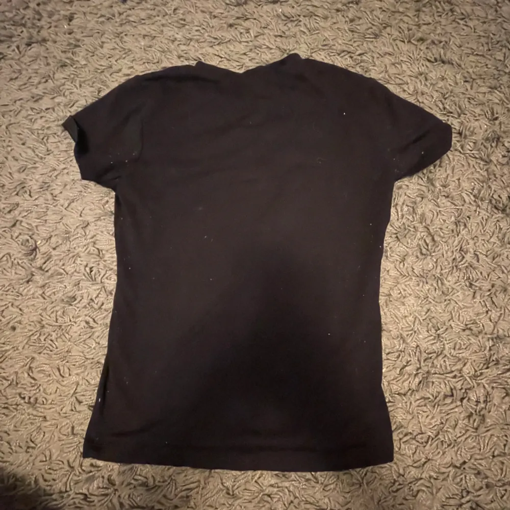 Säljer denna tights svarta t - shirt då den inte kommer till användning längre! Rätt så nopprig men det funkar 💕. T-shirts.