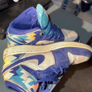 Jordan 1 mid - Dåligt skick  Köpta för 1500  Skulle rekommendera att köpa nya snören och tvätta dem med sneaker cleaning paket elr liknande  