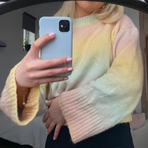 Stickad tröja - Säljer min stickade färgglada tröja från gina tricot!😊 Den har använts få gånger och är som ny. Storleken är S men passar nog även flera storlekar!😊