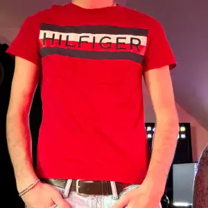 Tommy Hilfiger t-shirt i väldigt bra skick!  Modellen är 185 och väger 72kg!