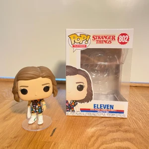 Eleven Stranger Things Funko Pop - Eleven från Stranger Things säsong 3 Funko Pop ingår som på bild. Säljs till hälften av ordinariepris