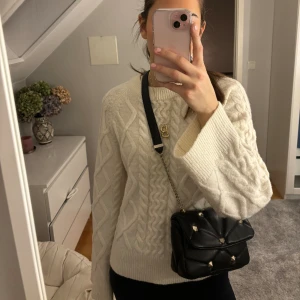 Väska med nitar💖💖 - Säljer min jättefina väska med nitar från Zara då den inte kommer till användning💕💕✨✨Använd 2-3 ggr!!!