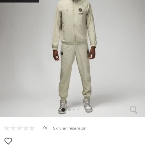 PSG dress - Säljer denna sköna dress. Jag har aldrig använd den ute och har haft den på mig Max 3 gånger hemma.  Köpte den för 1100 och säljer för 800.  Skriv gärna för bilder!