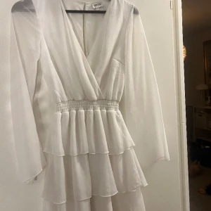 Student klänning  - Säljer denna vita klänning som fungerar perfekt till studenten. Används endast 1 gång! 
