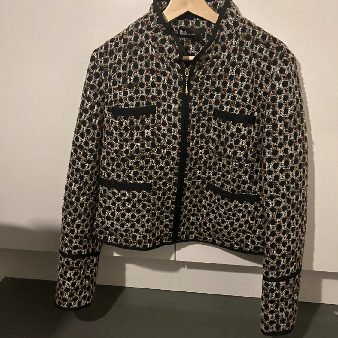 Säljer denna stilrena jacka/kofta. Har knappt används, och passar mig som är 170cm💕Kontakta innan köp🙏💕