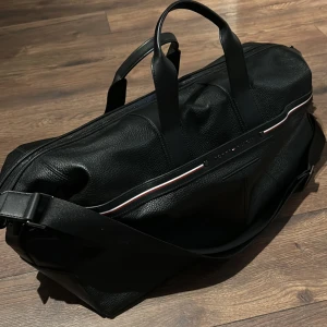 Weekendbag Tommy Hilfiger  - Säljer denna snygga weekendbag då den inte riktigt passar mig. Den är köpt på zalando för 1299kr.  Den är endast använd ett fåtal gånger så den är som ny. Skriv om det finns fler frågor 💕