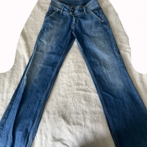 Y2k pepe jeans  - Super snygga utsvängda,lågmidjade jeans påminner lite om true religion jeans⭐️
