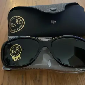 Svarta ray ban solglasögon som aldrig är använda. Original pris över 1000kr