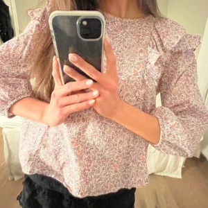 Blus från mango - Säljer denna jättefina blusen från Mango. Jätte bra skick och endast använda en gång så den är i nyskick!✨✨ (Lånad bild!)  Kan gå ner i pris vid snabb affär 