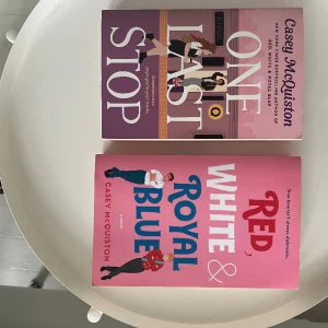 Böcker av Casey McQuinstob - ”Red, White, And Royal Blue” “One Last Stop”  Båda på Engelska Säljer båda för 130kr eller  var och en för 80kr  