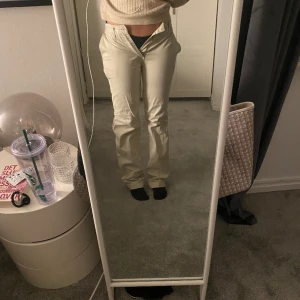 Chinos/jeans - Beiga typ chinos/tunna jeans. Älskar dem men de passar tyvärr inte längre. Ganska tunna och fina att ha året runt! Jag har sytt in dem så de passar en 36/34, de har ett litet hål vid ena bak fickan. 