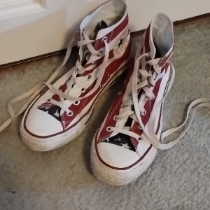 USA Converse! - Säljer mina Converse med USA motiv eftersom att dem var lite stora, och letar därefter nya mindre! Använd ett par fåtal gånger, hela och rena! Storlek 38-39! Pris kan diskuteras och skriv innan köp!:) Dela gärna!