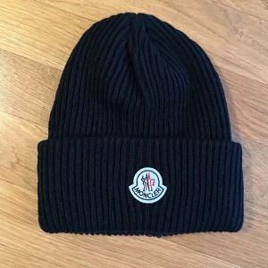 Moncler mössa svart - Ny