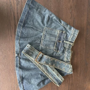 Romwe/shein jeans kjol - Storlek: xs  Knappt använd Nypris ~200kr