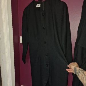 Kavajklänning  - Kavajklänning med vackra och ovanliga detaljer. Använd fåtal gånger, nyskick. 