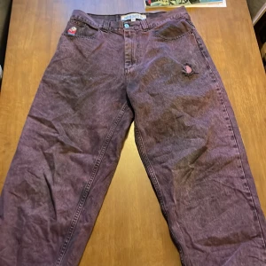 Big boys  - Feta big boys. Köpta för 2 år sedan. Riktigt fet color way och gamla loggan. Dock så är det hål i vänster ben vid fickan