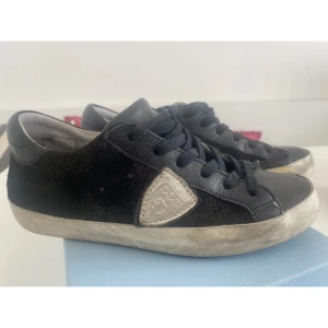 Philippe Model strl 37 - Säljer dessa riktigt feta Philippe Model skor i storlek 37. Skicket är ungefär 8/10.