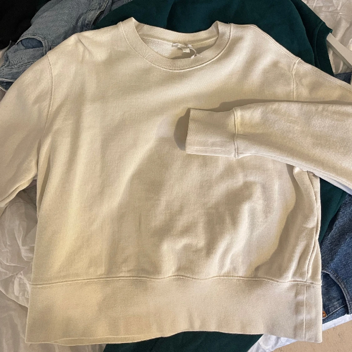 Naturvit sweater från cos