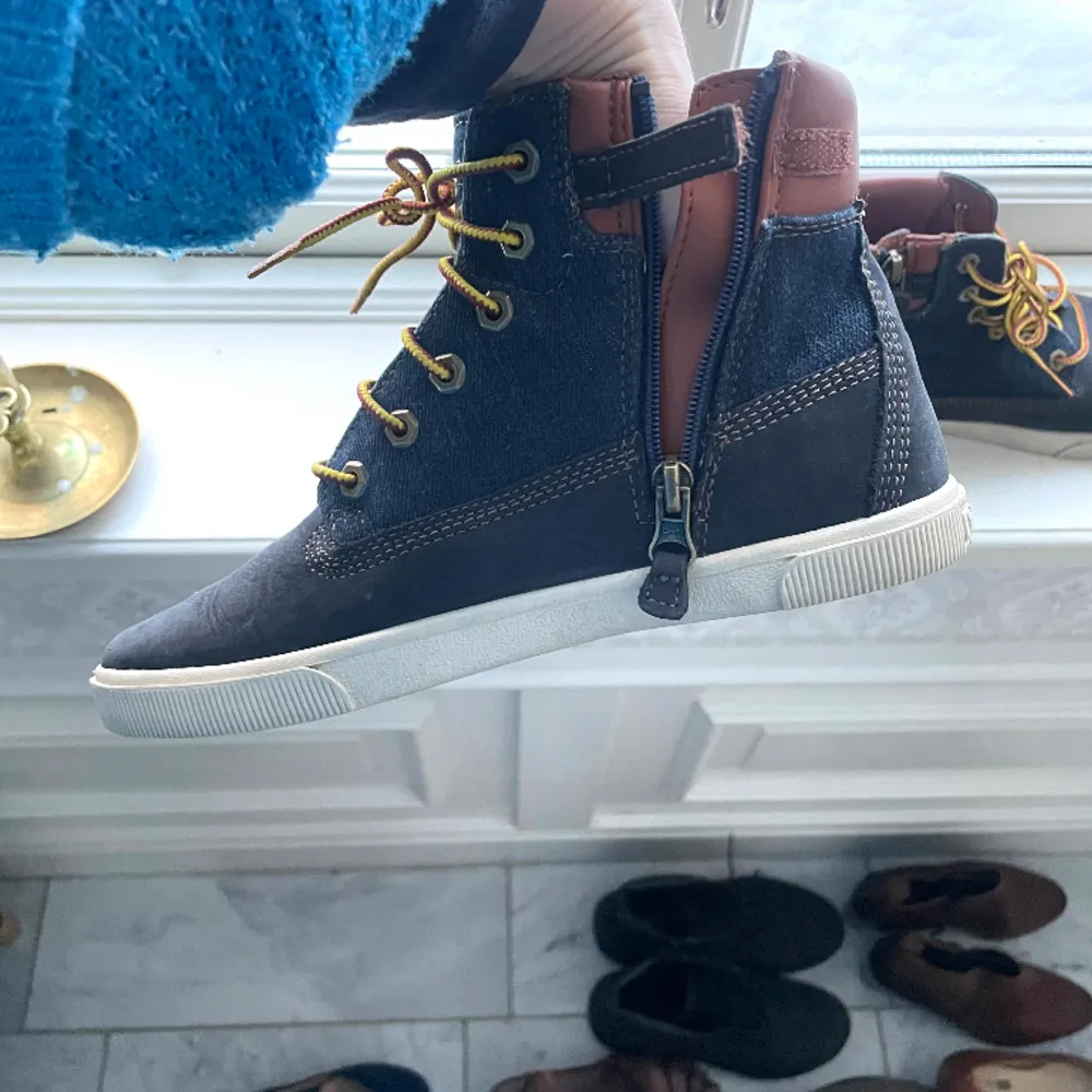 Märke: Timberland.  Storlek: Står Stlk 36 men jag är 37 och de passar. Material: Läder + denimtyg, ingen fodring. Skick: Tycker väldigt gott skick och knappt använda men lite veck och smuts så som ses på bild. . Skor.