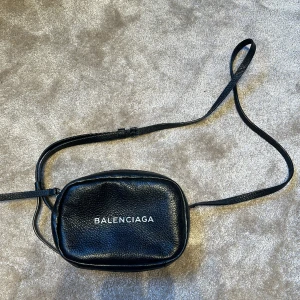 Balenciaga  - Fin väska, perfekt vid utgång eller liknande 