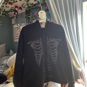Svart zip up med rhinestones:) - Fin svart hoodie med rhinestones på. Lite nopprig, men inga större defekter. Den är från shein därav priset, men fortfarande värd att använda! Hör av dig vid ytterligare frågor💕