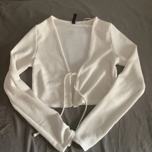 Kofta hm - Fin kofta från hm, använd en gång på en skolavslutning så väldigt bra skick, storlek xs. Man kan knyta på magen💗