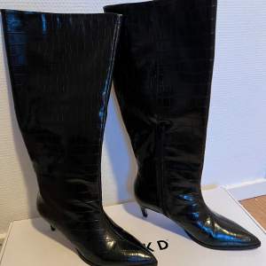 Snygga knähöga boots med krokodilmönster i st38 ifrån NK-KD, helt oanvända, säljer pågrund av att dom är förstora