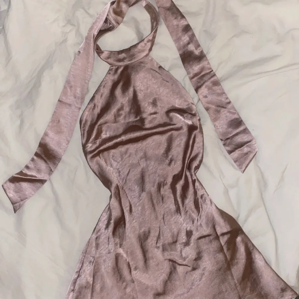 Helt ny bästsäljande miniklänning i satin från NAKD, sitter sååå fint! Färgen är gammelrosa/ljusrosa. Lappen är kvar och den är alltså helt oanvänd, i totalt nyskick. 💕  • nypris: 399 kr. Klänningar.