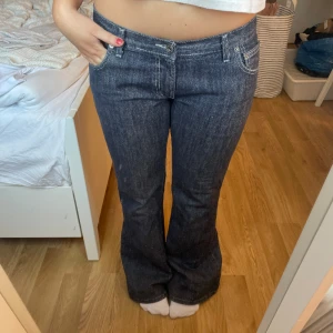 Jeans  - Jeans - Bootcut - Low waist / Lågmidjat - Blå  (Står 34/32 i jeansen, men vill säga mer str 38/M) 