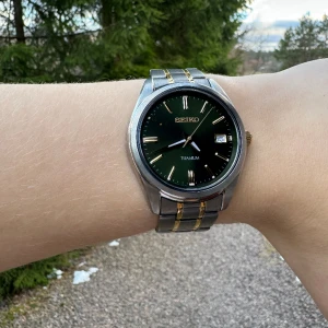 Seiko Titanium - Säljer min Seiko titanium klocka. Klockan är i titanium som gör att klockan väger väldigt lite och är väldigt bekväm. Klockan är 40mm i diameter och 8mm i tjocklek. Bara lite små repor på viklåset. Hör av er vid funderingar om klockan eller priset! 🍾
