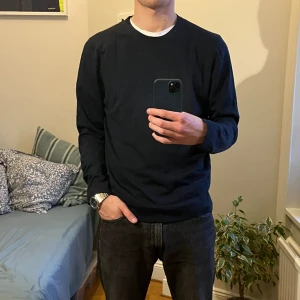 Stickad tröja - Filippa K - Storlek: L men passar M ~ Material: 100% merinoull Skick: 9.5/10 ~ Nypris: 1700 ~ Pris ej hugget i sten, hör av er för frågor!