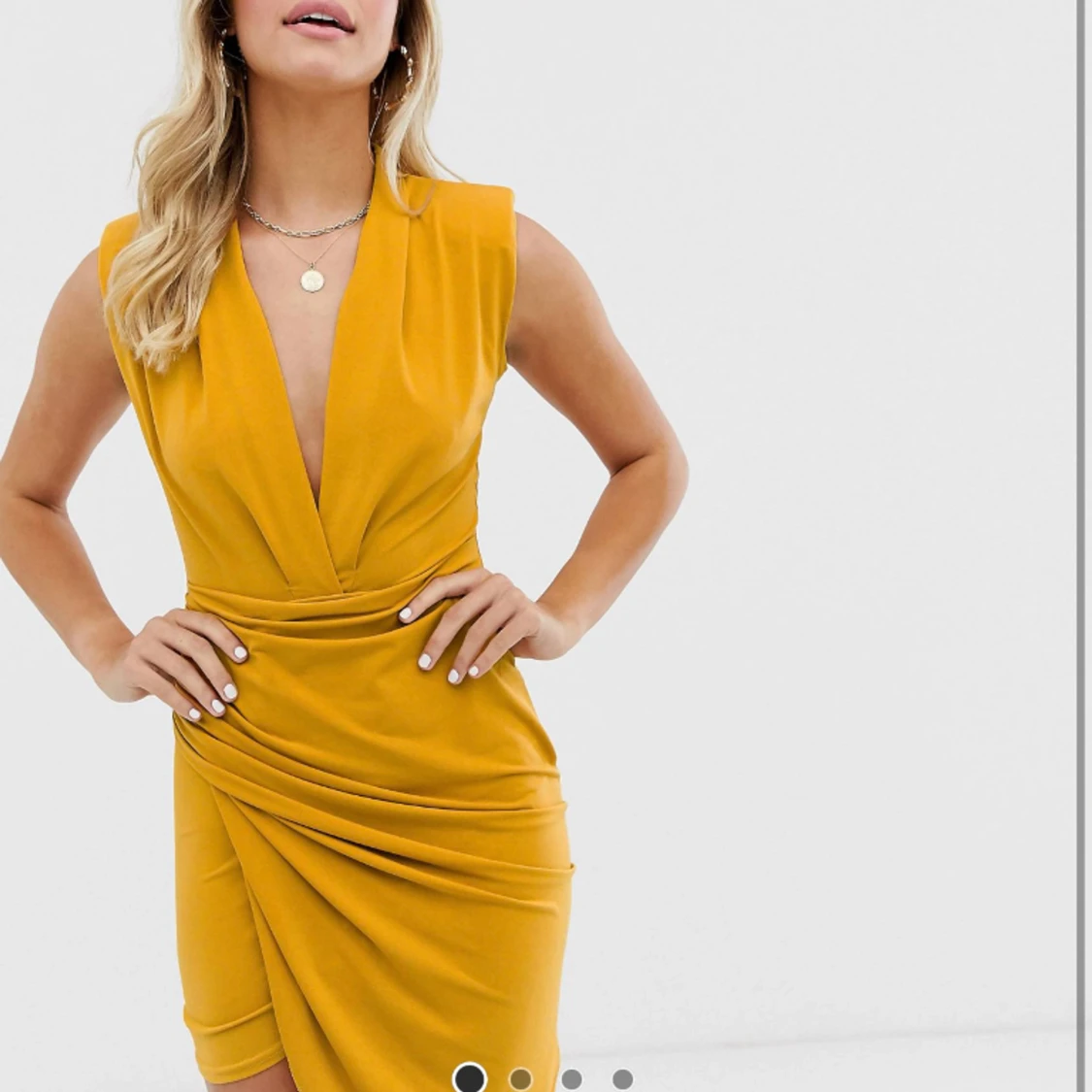 Senapsgul, rynkad miniklänning med djup urringning - 90