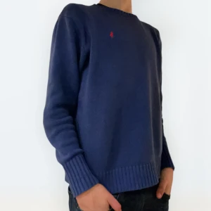 Ralph lauren tröja - Ritkgit snygg Ralph lauren tröja👏 storlek 14/16 men passar XS.  Modellen på bilden är 172  Skriv vid frågor eller funderingar🤝