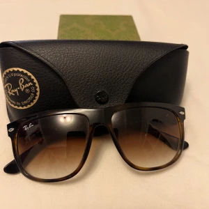 Rayban glajjor - Rayban boyfriends (RB4147) i riktigt snygg färg. Använda någon månad men används ej något mer. Nypris ligger på runt 1000 SEK, Bud från 699 SEK