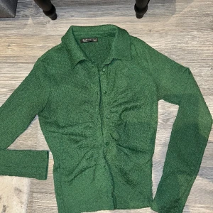 Grön skjorta - Jättefin grön skjorta som är använd 1 gång, perfekt till fest eller liknande. Skrynklig där framme syns lite bilden, jättefin på! 