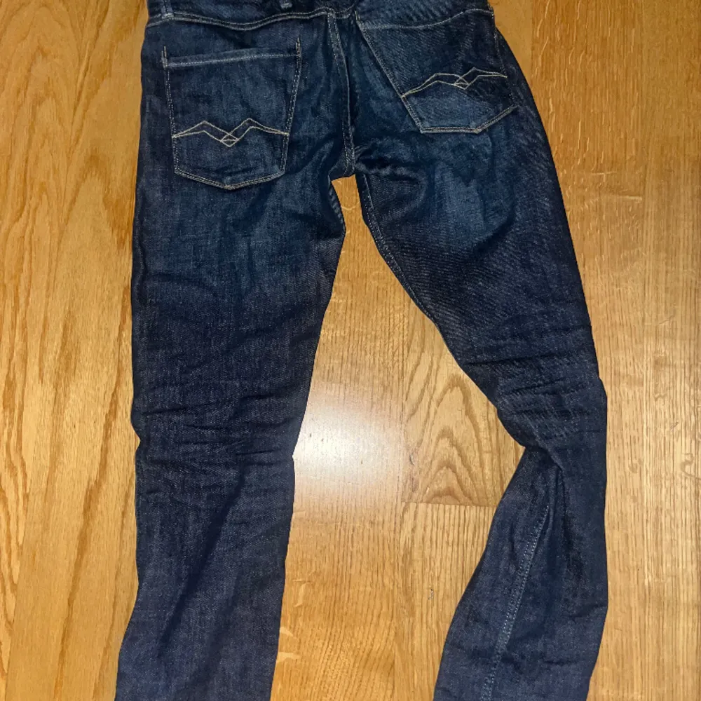 Tjena säljer ett par feta replay jeans i storleken 28:34. Väldigt bra skick pris kan diskuteras vid snabb affär!. Jeans & Byxor.