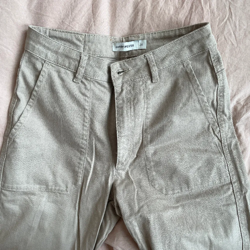 Beiga jeans från Carin Wester i 36. Snygga sömmar vid fickorna och bred kant nedtill. Hellånga på mig (173 cm). Sparsamt använda.. Jeans & Byxor.