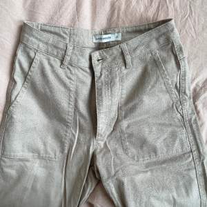 Beiga jeans från Carin Wester i 36. Snygga sömmar vid fickorna och bred kant nedtill. Hellånga på mig (173 cm). Sparsamt använda.