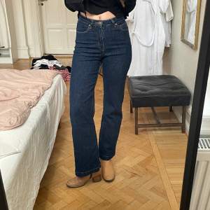 Snygga mörkblå jeans från Carin Wester. Rak modell och full längd på mig som är 173 cm.