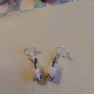 Örhängen med hänge av en drinkar . - Tuffa örhängen med hänge av drinkar .Helt nya och oanvända .