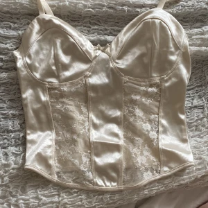 söt topp - säljer denna topp eftersom den inte kommer till användning. Jättesöt till bland annat utgång! 