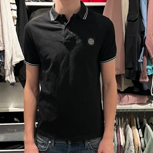 Stone island piké - Skicket är bra 9/10 den är tvättad nån enstaka gång. Den är slimfit och har väldigt snygg passform. Köptes på NK i Göteborg för 1900kr. Har kvittot kvar så kan bevisa att den är äkta. Skriv om funderingar 