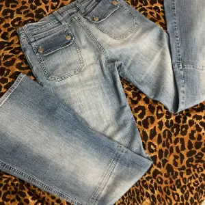 Lågmidjade utsvängda vintage jeans, inga defekter. Pris kan diskuteras vis snabb affär!💕