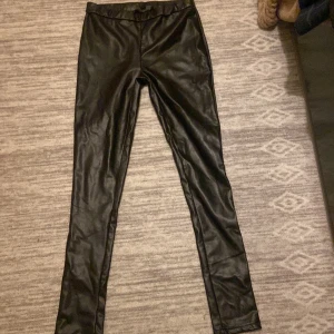 Svarta skiennbyxor  - Storlek 170  Bra i midjan 